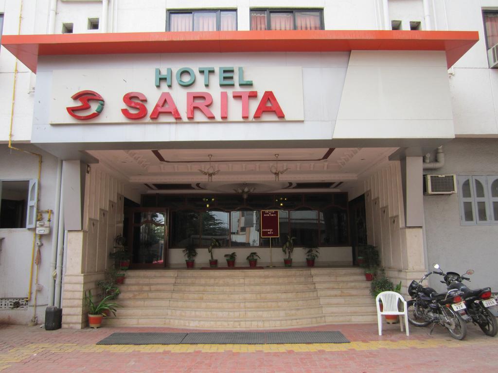 Hotel Sarita Surat Exterior foto